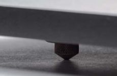 Clearaudio Concept Male�kie, stalowe n�ki to sto�ki z nakr�tk� kontruj�c�.