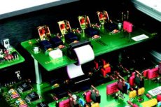 Classe Audio CP-700 Gniazda wej�ciowe ka�dego z kana��w rozbito
na dwa modu�y, cz�� konektor�w wlutowano
na g��wn� p�ytk�, dla pozosta�ych przeznaczono
dodatkowy druk.