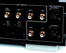Classe Audio CP-700 Jedno z wej�� RCA mo�e by� uzupe�nione
modu�em przedwzmacniacza gramofonowego.
