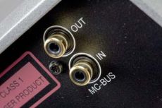 Cyrus  CD 6SE + 6XP Cyrus napisa� sw�j w�asny protok� steruj�cy
komponentami w systemie MC-BUS.