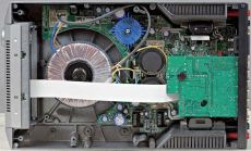 Cyrus  CD 6SE + 6XP Wi�kszo�� miejsca zajmuje zasilacz z du�ym
transformatorem toroidalnym i du�ymi kondensatorami.