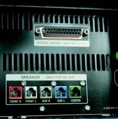 Sony  DAV-IS10 Tylny panel subwoofera kryje systemowe
gniazdo s�u��ce do pod��czenia z jednostk�
centraln� oraz charakterystyczne dla Sony
wyj�cia g�o�nikowe.