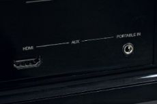 Denon  AVR-1513 Wej�cie podr�czne b�yszczy gniazdem HDMI,
natomiast szkoda, �e zabrak�o portu USB.