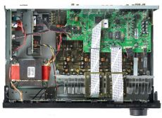 Denon  AVR-1513 Na dolnym poziomie umieszczono g��wn� p�ytk� z ko�c�wkami mocy
- z dwoma tranzystorami Sankena na kana�.