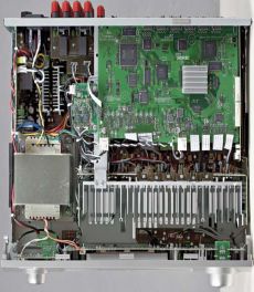 Denon AVR-2310 Wewn�trzne zwory pozwalaj� utrzyma� porz�dek uk�ad�w.
