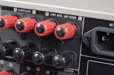 Denon AVR-2310 Wyj�cia tylnych kana��w efektowych mo�na
przekonfigurowa� do zasilania np. drugiej
strefy lub dodatkowej pary g�o�nik�w
przednich.