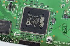 Denon AVR-2310 Procesory DSP Sharc Analog Devices trafiaj�
teraz do wielu amplituner�w Denona,
a kiedy� by�y tylko w najdro�szych.