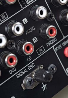 Denon AVR-2310 Jest nawet wej�cie gramofonowe.