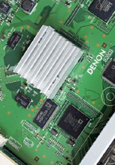 Denon AVR-2310 Skaler obrazu to powa�ny uk�ad, wymagaj�cy
ch�odzenia radiatorem.