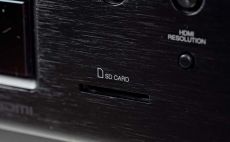 Denon DBP-2010 Slot kart SD pozwala mi�dzy innymi
odtworzy� filmy AVCHD np. z kamer
cyfrowych.