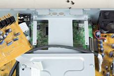 Denon DBP-2010 ...a dolny, ukryty pod ekranem, ze skalerem
Anchor Bay Technology, zajmuje si� sygna�em
cyfrowym.