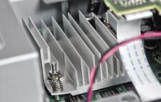 Denon  DBP-1611UD  Du�y radiator zakrywaj�cy uk�ad LSI z kompletnym odtwarzaczem
(wraz z przetwornikami C/A audio i wideo);
zastosowano do�� wymy�lny system jego docisku.