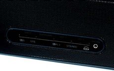 Denon DHT-FS3 Z przodu podstawowy
zestaw przycisk�w. I okazja, by pochwali�
si� kompletem dekoder�w surround.