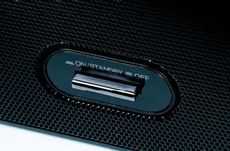 Denon DHT-FS3 Mechaniczny wy��cznik sieciowy to uk�on
w stron� ekologii, cho� w trybie czuwania
system ma pono� pobiera� mniej ni�
1 W mocy.