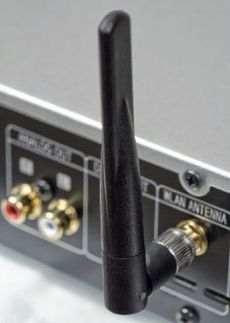 Denon DNP-720AE Przez antenk� Wi-Fi przesy�ane s� te� dane
w systemie AirPlay (fi rmy Apple).