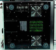 Yamaha DSP-Z11 Tajemnica skutecznego ch�odzenia
DSP-Z11 - dwa du�e wentylatory umieszczone
na linii ko�c�wek mocy.
