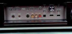 Yamaha DSP-Z11 W ramach
podr�cznego
wej�cia
A/V
znajdziemy
gniazdo
HDMI.