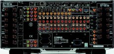 Yamaha DSP-Z11 Wysoka tylna �cianka zmie�ci�a ponad setk� gniazd.