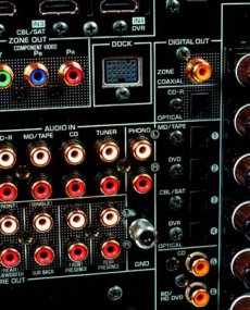 Yamaha DSP-Z11 
Yamaha ma sw�j w�asny, wygodny
standard konektora stacji
dokuj�cej dla iPod�w, wielopinowe
z��cze i pojedynczy kabelek
u�atwi� pod��czenia oraz
ogranicz� mo�liwo�� pomy�ki.
