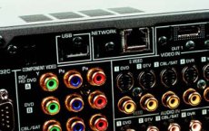 Yamaha DSP-Z11 Rozszerzenia multimedialne to w tym przypadku
gniazdo USB oraz port sieciowy LAN.