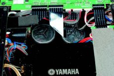 Yamaha DSP-Z11 Du�e trafo rdzeniowe z wieloma
niezale�nymi odczepami plus firmowe
kondensatory.