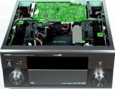 Yamaha DSP-Z11 Ko�c�wki mocy to dwa identyczne
modu�y, poniewa� jednak ko�c�wek
mamy jedena�cie, a boki urz�dzenia
dwa, to z jednej strony
obsadzono sze��, a z drugiej
pozosta�ych pi�� kompletnych
uk�ad�w.