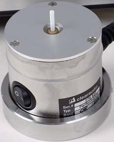 Clearaudio PERFORMANCE + SATISFY + MAESTRO Wolnostoj�cy
silnik
pr�du
zmiennego
na
dedykowanej
podstawce.