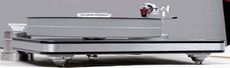 Clearaudio PERFORMANCE + SATISFY + MAESTRO Gramofon jest posadowiony
na trzech n�kach z elementami t�umi�cymi wibracje.