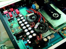 Gryphon  MIKADO Bank kondensator�w wi�kszy ni� u wielu wzmacniaczy. Obok dwa transformatory. A to tylko jeden kana�...
