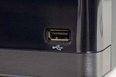 Harman Kardon BDP10 Harman daje wygodny dost�p do gniazda
USB na froncie urz�dzenia.