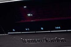 Harman Kardon BDP10 Wska�nik rozdzielczo�ci na wy�wietlaczu
z przodu urz�dzenia wraz z dedykowanym
prze��cznikiem u�atwi� wyj�cie z instalacyjnokonfiguracyjnego
impasu.