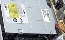 Harman Kardon BDP10 Nap�d z tradycyjnymi konektorami
komputerowymi i interfejsem transmisji
SATA zmodyfikowany zosta� do wymaga�
niskiej obudowy i zabezpieczony czujnikiem
termicznym.