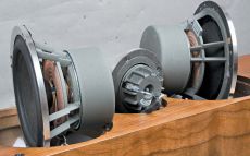 Heco CELAN XT501 Ozdobne b�yszcz�ce pier�cienie s� integraln�
cz�ci� koszy, pokrytych w pozosta�ej cz�ci
lakierem proszkowym. Nowoczesny profil
z cienkimi �ebrami i du�ymi otworami wentylacyjnymi
pod dolnym zawieszeniem ��czy si�
z ekranowanym i 