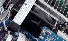 Harman Kardon AVR255 Cho� ko�c�wki nominalnie nie nale�� do najmocniejszych,
wprowadzono dwa wentylatory
ch�odz�ce.