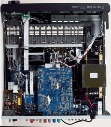 Harman Kardon AVR255 W �rodku
zawrza�o:
ju� wcze�niej
amplitunery
HK by�y
szczelnie
zapakowane
uk�adami,
teraz dosz�y
nowe dekodery
audio
i obr�bka
wideo.