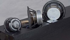 Jamo C807 Po wykr�ceniu g�o�nik�w ponownie
ukazuje si� technicznie
bardzo cenna zawarto�� -
odlewane kosze i du�e
magnesy - i na tym
zalety si� nie ko�cz�.