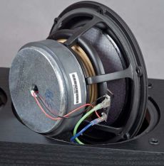 Jamo C807 Dodatkowe przewody
prowadz�ce do wn�trza
uk�adu magnetycznego
g�o�nika nisko-�redniotonowego
zasilaj� dodatkow�
cewk�, oddzia�ywaj�c� na
parametry i zachowanie
zasadniczej cewki
prowadz�cej
membran�;
system zmniejsza
zniekszta�cenia
(3. harmoniczn�)
powodowane
przez nieliniowo��
ca�ego
uk�adu.