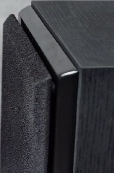 KEF C5 W zwi�zku z wci�� panuj�c� mod�
na b�yszcz�c� czer� zdecydowano
si� j� umie�ci� na g�rnej cz�ci
frontu (zaj�tej przez g�o�niki, kt�re
mo�emy te� zas�oni� maskownic�).
Sama skrzynka oklejona jest foli�
drewnopodobn� (w te�cie czarn�,
 dost�pna jest te� czere�niowa).