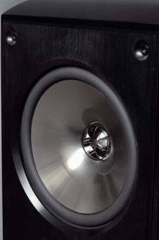 Kef XQ20 W serii XQ pojawi�a si� kolejna
odmiana Uni-Q, kt�r� mo�na pozna� po
siedmiu ma�ych 