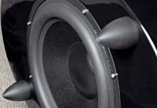Kef XQ60B Chocia� KEF
jest jednym
z najbardziej
innowacyjnych
producent�w, to
w subwooferze
nie kr�powa� si�
u�y� tradycyjnej
membrany
celulozowej.