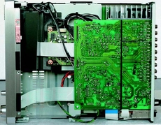 Kenwood AX-7 Mechanizm
otrzyma�
staranne
ekranowanie od
pozosta�ych
komponent�w.