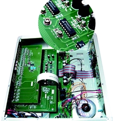 Krell SHOWCASE PROCESSOR Pi�trow�, modu�ow� konstrukcj�
procesora oparto
w ca�o�ci na uk�adach
scalonych, takich jak
np. widoczne na
zdj�ciu drabinki
rezystorowe
CS3310.