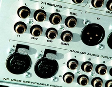 Krell SHOWCASE PROCESSOR Jak przysta�o
na wysokiej
klasy urz�dzenie,
procesor wyposa�ony
jest w wej�cie
zbalansowane oraz
komplet wyj�� tego
typu. Wida�
r�wnie� wej�cie
analogowe 7.1.