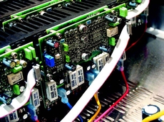 Krell SHOWCASE PROCESSOR Modu�y
ko�c�wek zosta�y
ciasno upakowane
na radiatorach.
Dzi�ki temu
zapewniono im
dobre warunki
pracy i kr�tk�
�cie�k� sygna�u.
