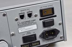 Luxman C-600F + M-600A Dwa wielopinowe z��cza mog� wys�a� sygna�y
do dw�ch ko�c�wek mocy.