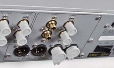 Luxman C-600F + M-600A Luxman dodaje plastikowe os�onki na nieu�ywane
gniazda XLR i RCA, chroni�c w ten
spos�b styki.