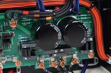 Luxman C-600F + M-600A P�ytka zasilania. Napi�cia rozprowadzane s�
posrebrzanymi przewodami.