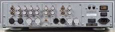 Luxman C-600F + M-600A Przedwzmacniacz ma pe�en komplet wej��
i wyj�� w obydwu standardach, zar�wno
XLR, jak i RCA.