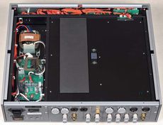 Luxman C-600F + M-600A Wewn�trz przedwzmacniacza znajduje si� oddzielne sub-chassis z wydzielon� komor� dla zasilacza.