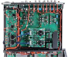 Luxman C-600F + M-600A W�a�ciwa komora mie�ci uk�ady audio i jest odizolowana gumowymi absorberami
od zewn�trznych cz�ci obudowy.